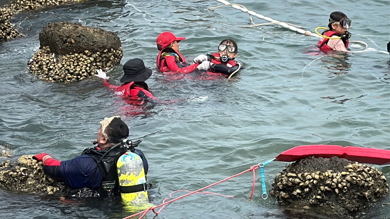 1140526海洋在地守護計畫學生水下浮潛觀察鈕扣珊瑚活動