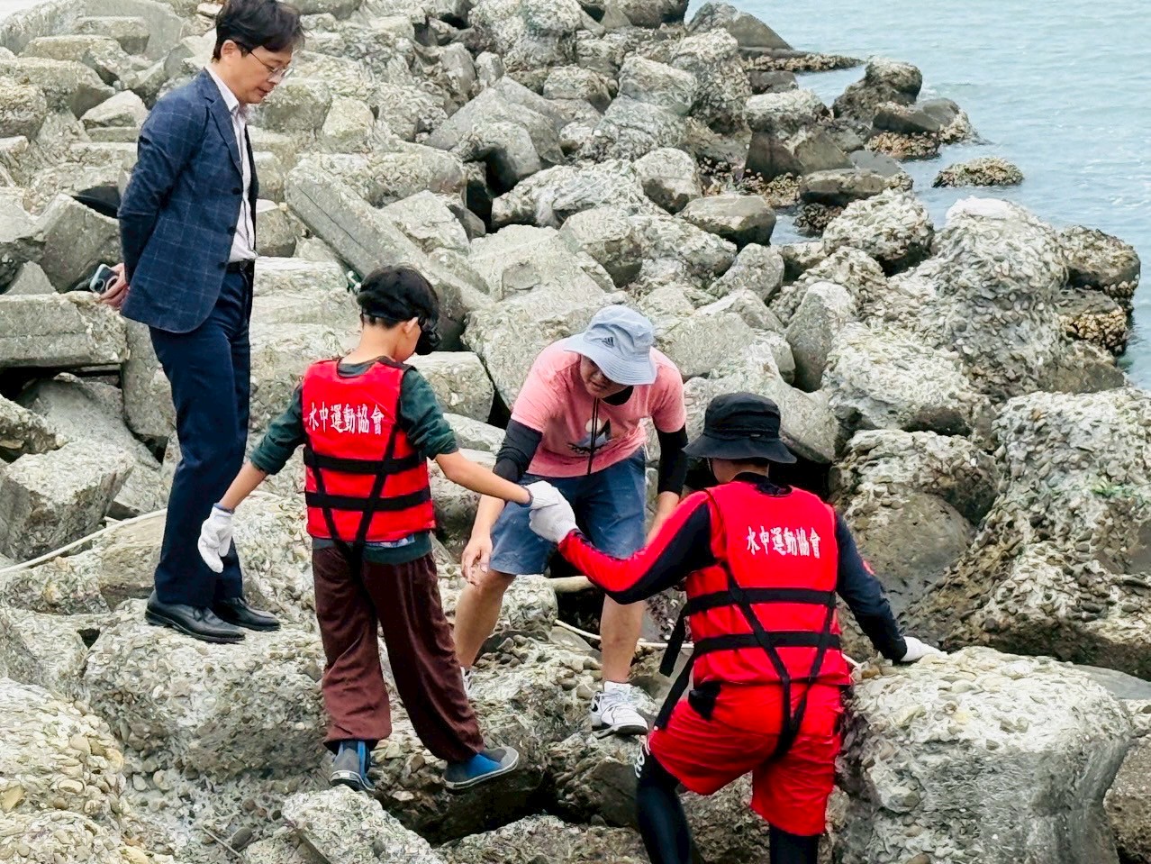 1140526海洋在地守護計畫學生水下浮潛觀察鈕扣珊瑚活動