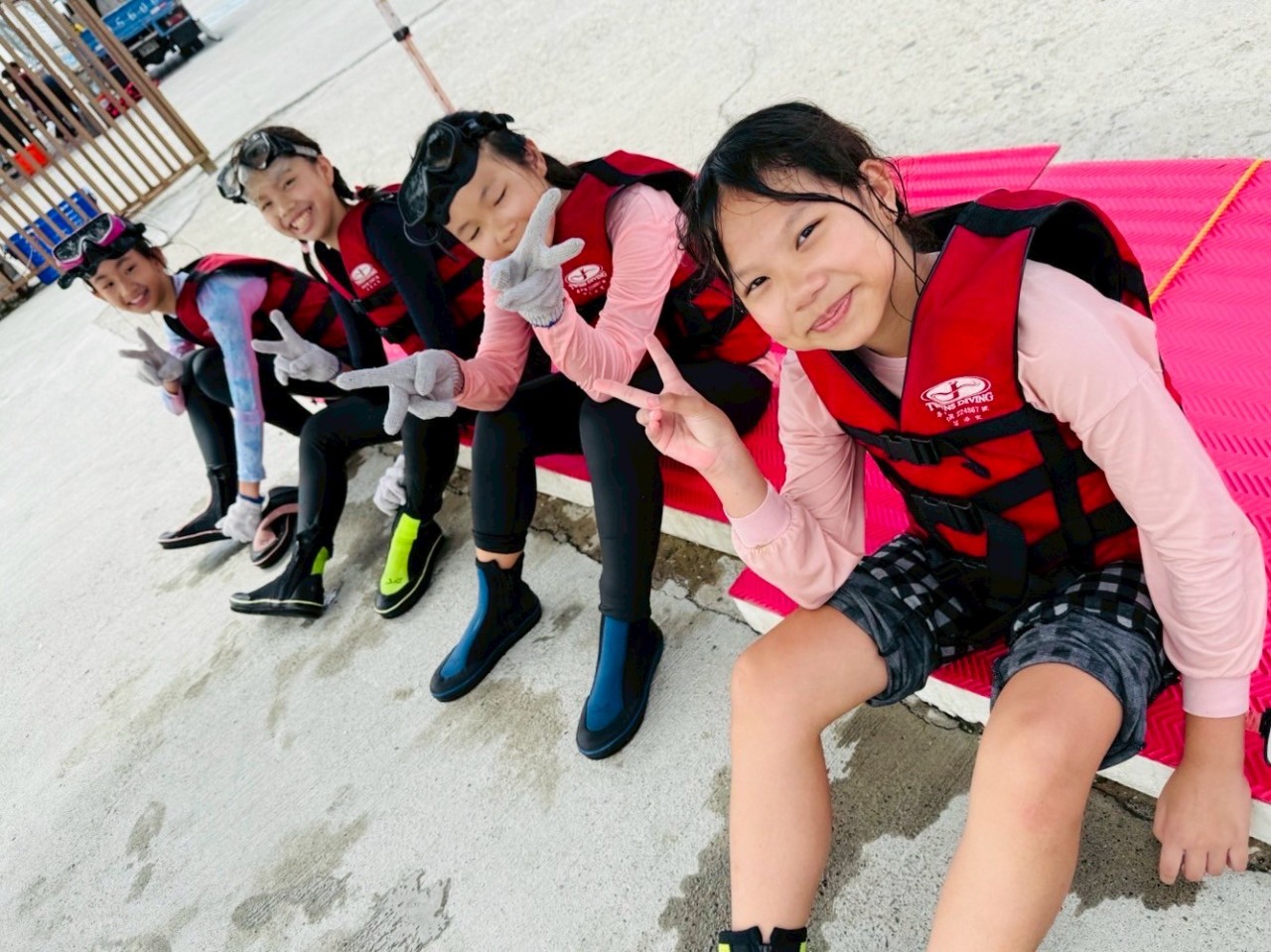 1140526海洋在地守護計畫學生水下浮潛觀察鈕扣珊瑚活動