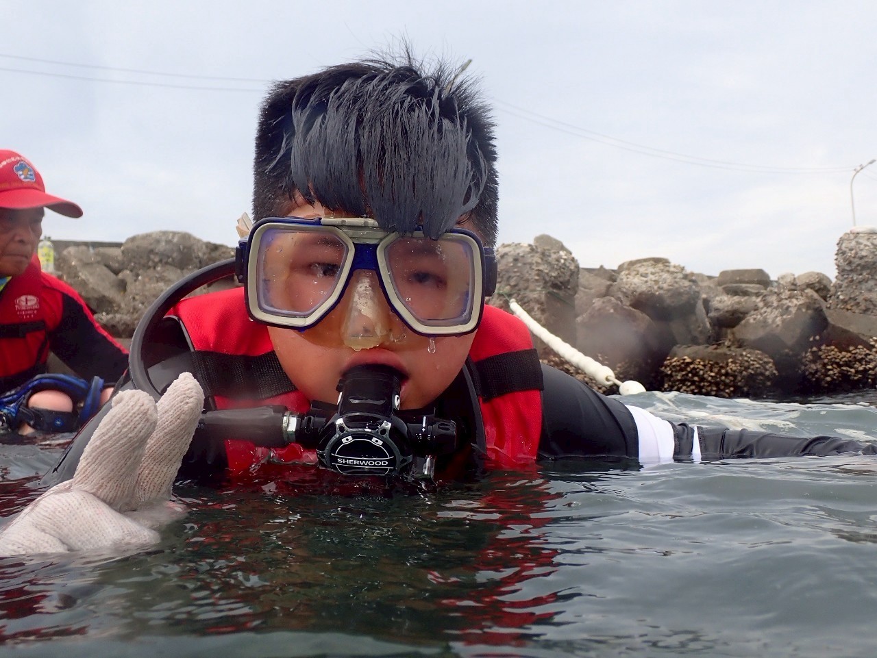 1140526海洋在地守護計畫學生水下浮潛觀察鈕扣珊瑚活動