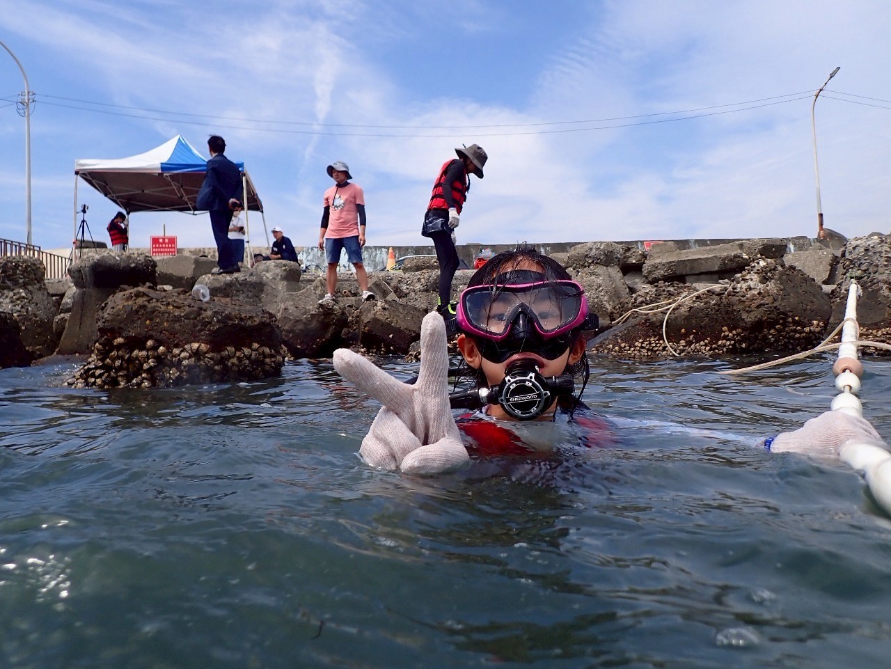 1140526海洋在地守護計畫學生水下浮潛觀察鈕扣珊瑚活動