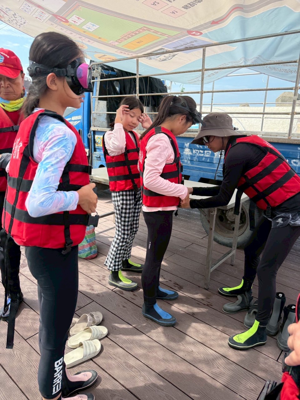 1140526海洋在地守護計畫學生水下浮潛觀察鈕扣珊瑚活動