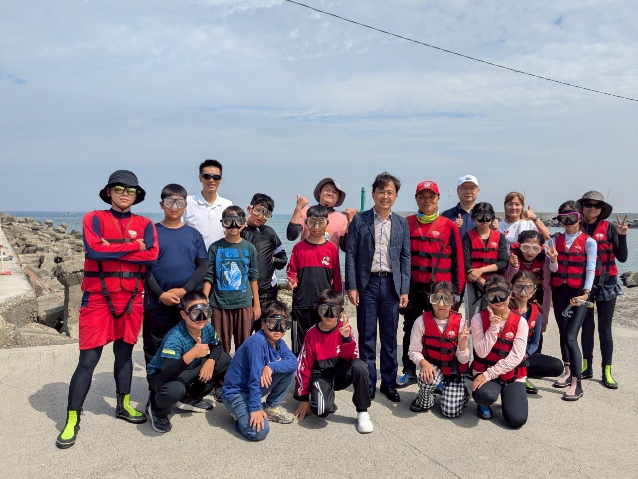 1140526海洋在地守護計畫學生水下浮潛觀察鈕扣珊瑚活動